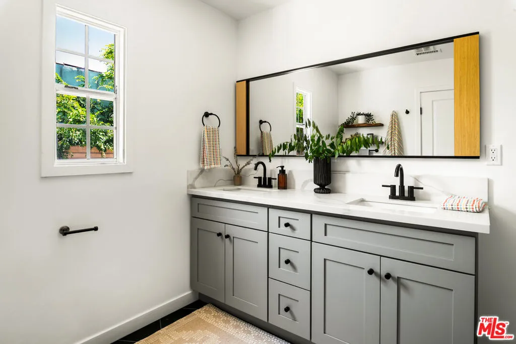 3627 W 64th Street, Los Angeles, California 90043 home-pic-20